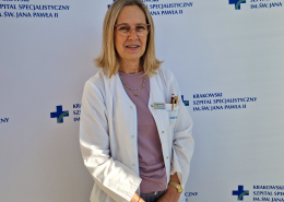 lek. med. Barbara Lelek w medycznym ubraniu na białym tle