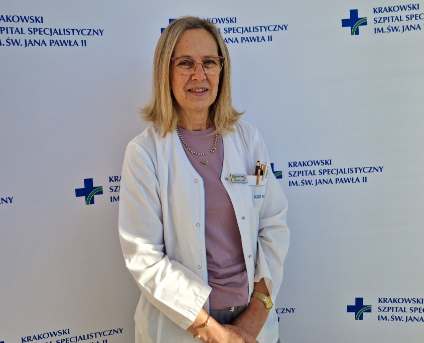 lek. med. Barbara Lelek w medycznym ubraniu na białym tle