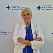 lek. med. Maria Cieśla w medycznym ubraniu na białym tle