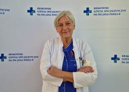 lek. med. Maria Cieśla w medycznym ubraniu na białym tle