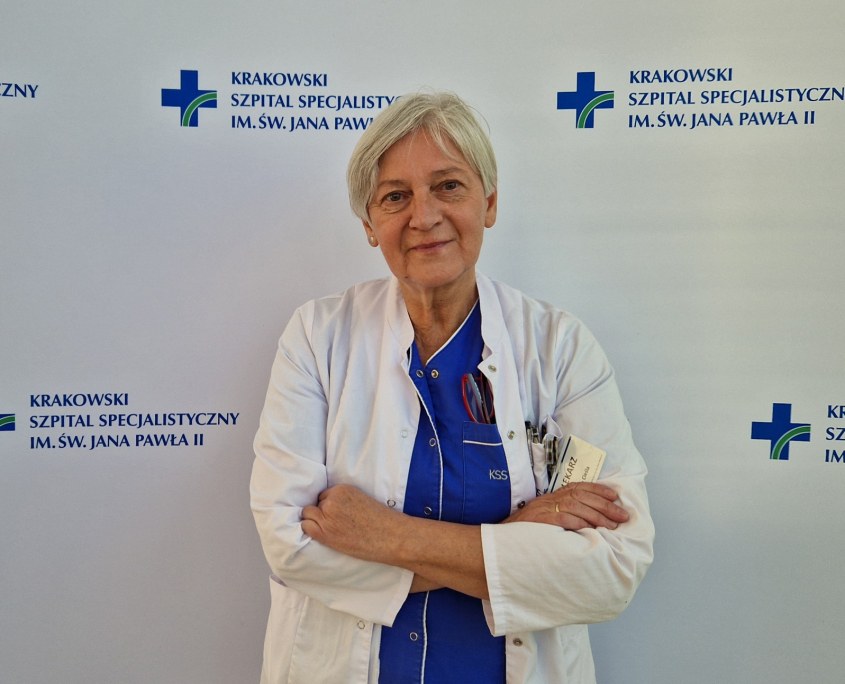 lek. med. Maria Cieśla w medycznym ubraniu na białym tle