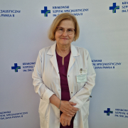 lek. med. Małgorzata Śmietańska- Piątkowska w medycznym ubraniu na białym tle
