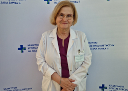 lek. med. Małgorzata Śmietańska- Piątkowska w medycznym ubraniu na białym tle