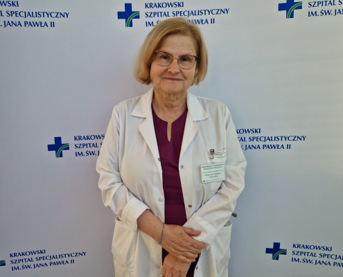 lek. med. Małgorzata Śmietańska- Piątkowska w medycznym ubraniu na białym tle