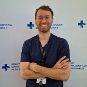 lek. med. Aleksander Gut w medycznym ubraniu na białym tle