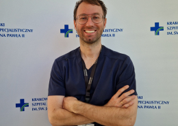 lek. med. Aleksander Gut w medycznym ubraniu na białym tle