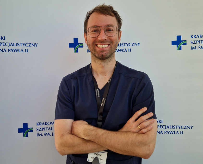 lek. med. Aleksander Gut w medycznym ubraniu na białym tle