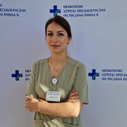 lek. med. Angelika Foryś w medycznym ubraniu na białym tle