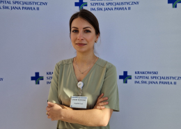 lek. med. Angelika Foryś w medycznym ubraniu na białym tle