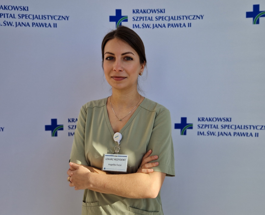 lek. med. Angelika Foryś w medycznym ubraniu na białym tle