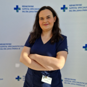 lek. med. Żaneta Góra w medycznym ubraniu na białym tle