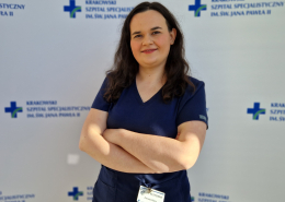 lek. med. Żaneta Góra w medycznym ubraniu na białym tle