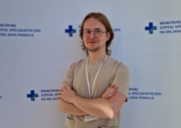 lek. med. Konrad Jesiołowski w medycznym ubraniu na białym tle