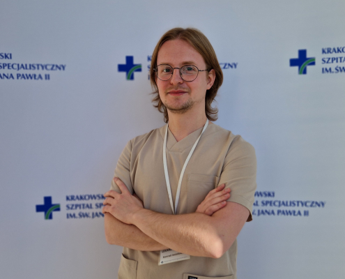 lek. med. Konrad Jesiołowski w medycznym ubraniu na białym tle