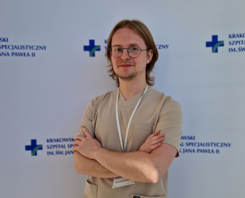 lek. med. Konrad Jesiołowski w medycznym ubraniu na białym tle