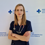 lek. med. Iga Bernacka w medycznym ubraniu na białym tle