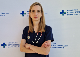 lek. med. Iga Bernacka w medycznym ubraniu na białym tle