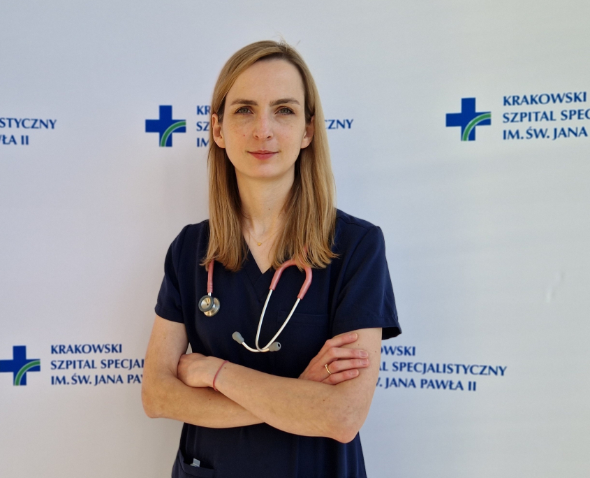 lek. med. Iga Bernacka w medycznym ubraniu na białym tle