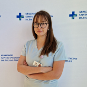 lek. med. Agata Struziak w medycznym ubraniu na białym tle