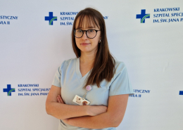 lek. med. Agata Struziak w medycznym ubraniu na białym tle