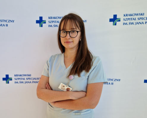 lek. med. Agata Struziak w medycznym ubraniu na białym tle