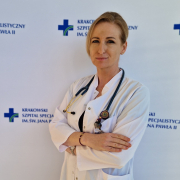 lek. med. Monika Marsik - Styrkosz w medycznym ubraniu na białym tle