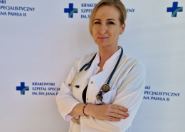 lek. med. Monika Marsik - Styrkosz w medycznym ubraniu na białym tle