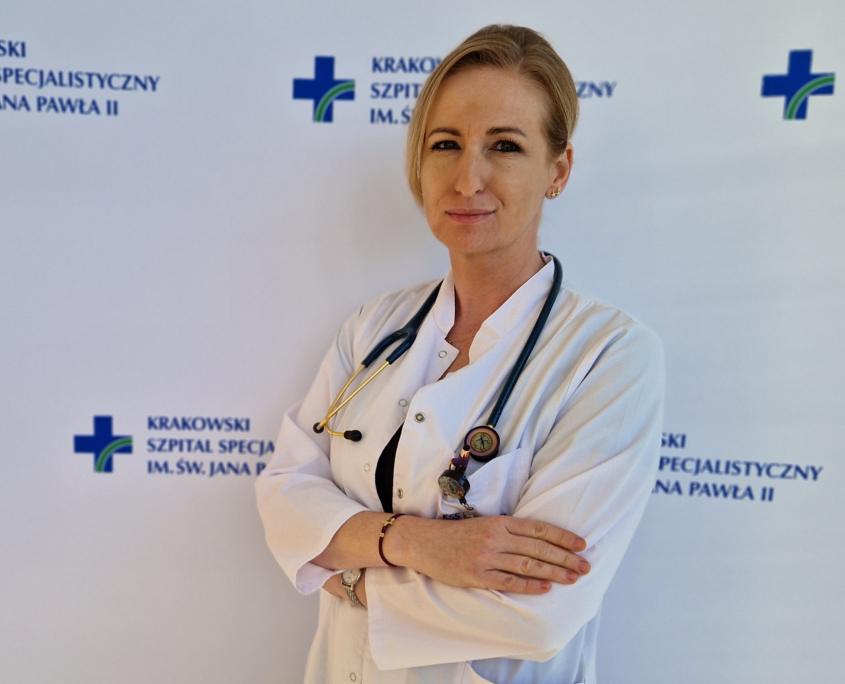 lek. med. Monika Marsik - Styrkosz w medycznym ubraniu na białym tle