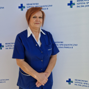 Elżbieta Syguła w medycznym ubraniu na białym tle