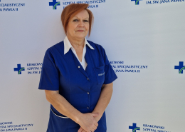 Elżbieta Syguła w medycznym ubraniu na białym tle