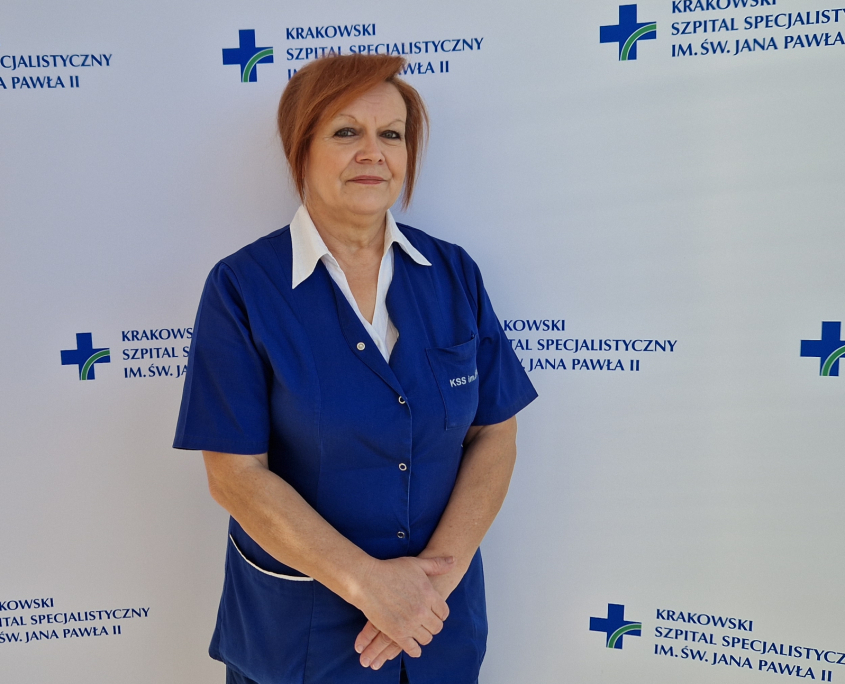 Elżbieta Syguła w medycznym ubraniu na białym tle