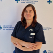 mgr Irena Jędrusik w medycznym ubraniu na białym tle