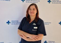 mgr Irena Jędrusik w medycznym ubraniu na białym tle