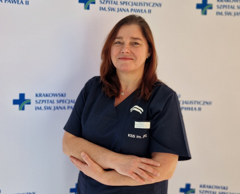 mgr Irena Jędrusik w medycznym ubraniu na białym tle