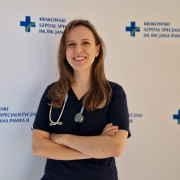 lek. med. Joanna Talarek w medycznym ubraniu na białym tle