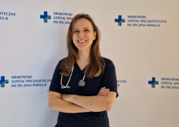 lek. med. Joanna Talarek w medycznym ubraniu na białym tle