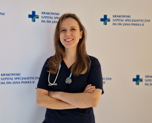 lek. med. Joanna Talarek w medycznym ubraniu na białym tle