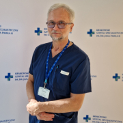 dr n. med. Jacek Śmiałek w medycznym ubraniu na białym tle