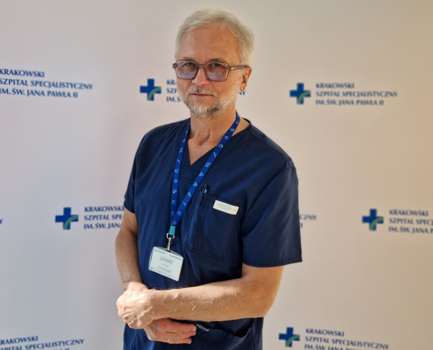 dr n. med. Jacek Śmiałek w medycznym ubraniu na białym tle