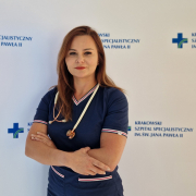 lek. med. Matylda Wójcik w medycznym ubraniu na białym tle