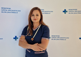 lek. med. Matylda Wójcik w medycznym ubraniu na białym tle