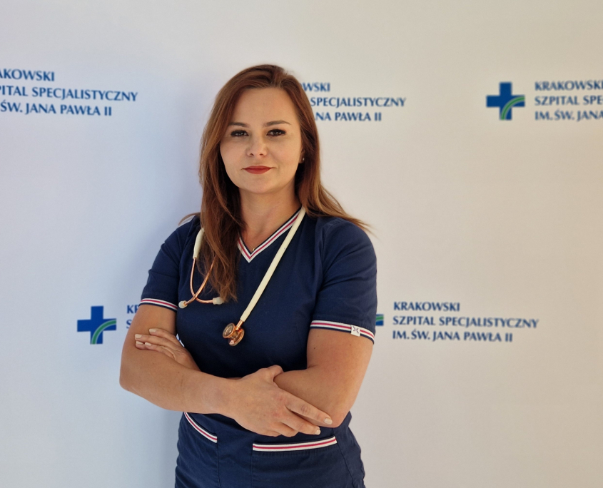 lek. med. Matylda Wójcik w medycznym ubraniu na białym tle