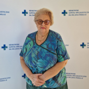 lek. med. Joanna Bobrzyńska w medycznym ubraniu na białym tle