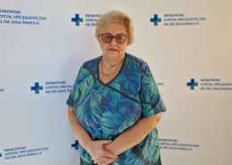 lek. med. Joanna Bobrzyńska w medycznym ubraniu na białym tle