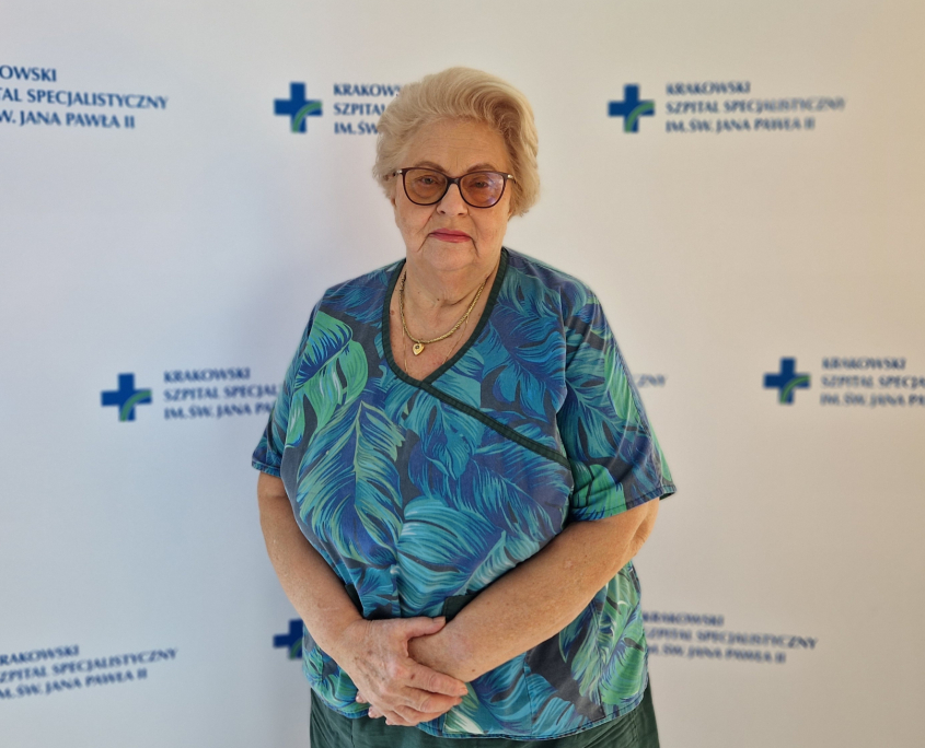 lek. med. Joanna Bobrzyńska w medycznym ubraniu na białym tle