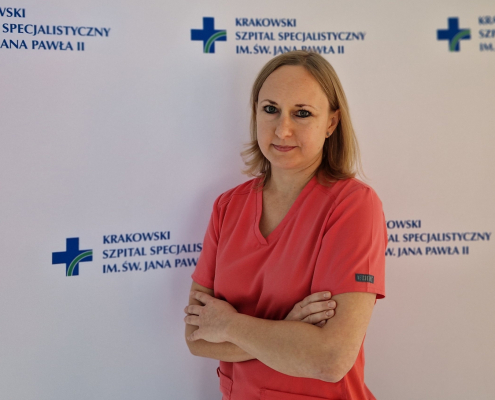 mgr Agnieszka Utrata w medycznym ubraniu na białym tle