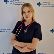 lek. med. Kinga Marek- Tabaszewska w medycznym ubraniu na białym tle