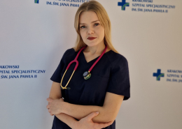 lek. med. Kinga Marek- Tabaszewska w medycznym ubraniu na białym tle