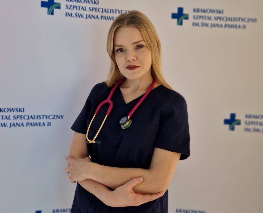 lek. med. Kinga Marek- Tabaszewska w medycznym ubraniu na białym tle