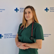 lek. med. Anna Osielczak-Wadowska w medycznym ubraniu na białym tle